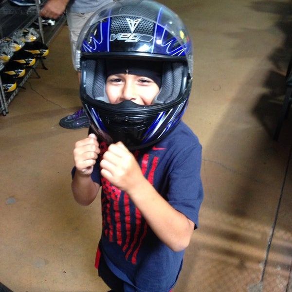 6/12/2014 tarihinde Cheryl V.ziyaretçi tarafından Racer&#39;s Edge Indoor Karting'de çekilen fotoğraf