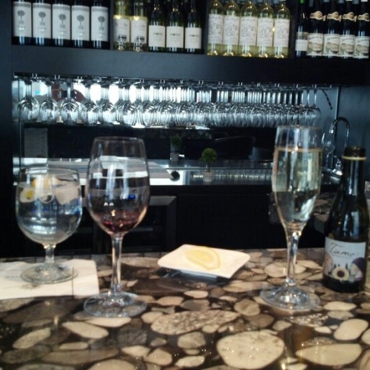 Das Foto wurde bei The Tasting Room Wine Bar &amp; Shop von Mark L. am 11/23/2012 aufgenommen