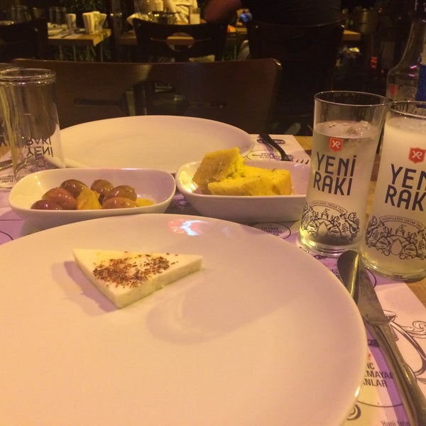 Foto diambil di Bordo &quot;Eski Dostlar&quot; Restaurant oleh Burak A. pada 7/23/2016