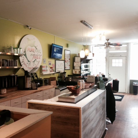 Photo taken at Pure Raw Juice Organic Juice Bar &amp; Cafe by Pure Raw Juice Organic Juice Bar &amp; Cafe on 4/1/2015