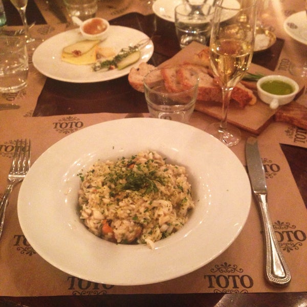 Снимок сделан в Toto Restaurante &amp; Wine Bar пользователем Lizetta M. 5/7/2015