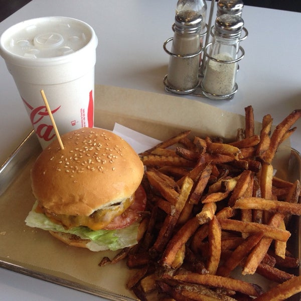 Foto diambil di MOOYAH Burgers, Fries &amp; Shakes oleh Erik L. pada 4/1/2014