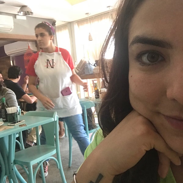 Foto diambil di Las Nenas Café Bistrô oleh Janaina S. pada 10/4/2017