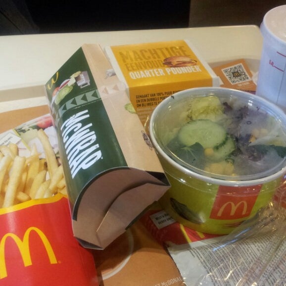 รูปภาพถ่ายที่ McDonald&#39;s โดย Christine Z. เมื่อ 4/7/2013