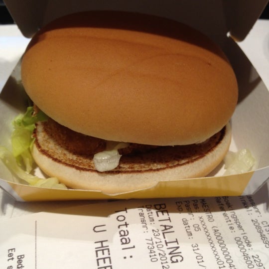 รูปภาพถ่ายที่ McDonald&#39;s โดย Nadine V. เมื่อ 10/23/2012
