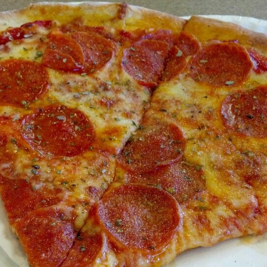 4/13/2013 tarihinde Nikkiziyaretçi tarafından Sam&#39;s Pizza Palace'de çekilen fotoğraf