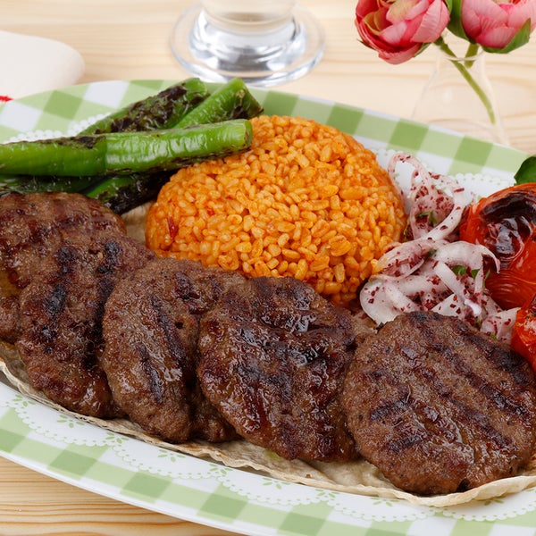 Das Foto wurde bei Ağababa Döner &amp; Yemek Restaurant von Ağababa Döner &amp; Yemek Restaurant am 8/22/2018 aufgenommen