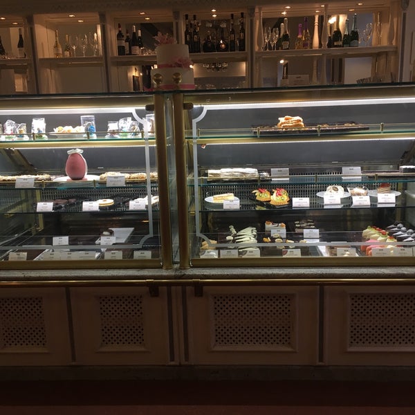 3/31/2018 tarihinde Rika K.ziyaretçi tarafından Hauer Confectionery and Café'de çekilen fotoğraf