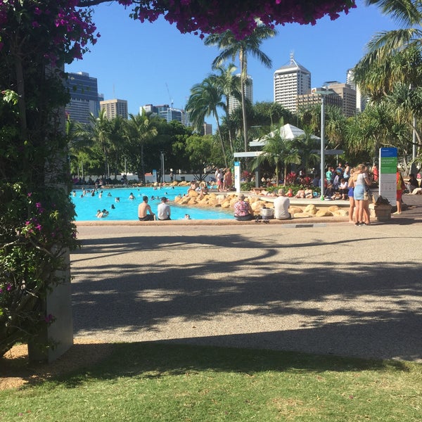 Foto tirada no(a) South Bank Parklands por Samantha H. em 10/17/2015