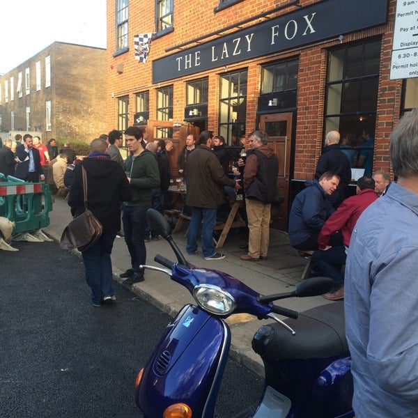 รูปภาพถ่ายที่ The Lazy Fox โดย Carlos F. เมื่อ 4/8/2014