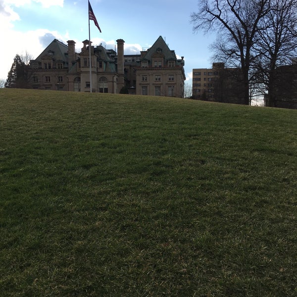 Foto tomada en National Cathedral School  por Nick N. el 1/30/2017