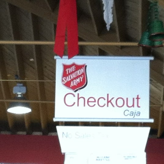 รูปภาพถ่ายที่ The Salvation Army Family Store &amp; Donation Center โดย Dennis R. เมื่อ 12/15/2012