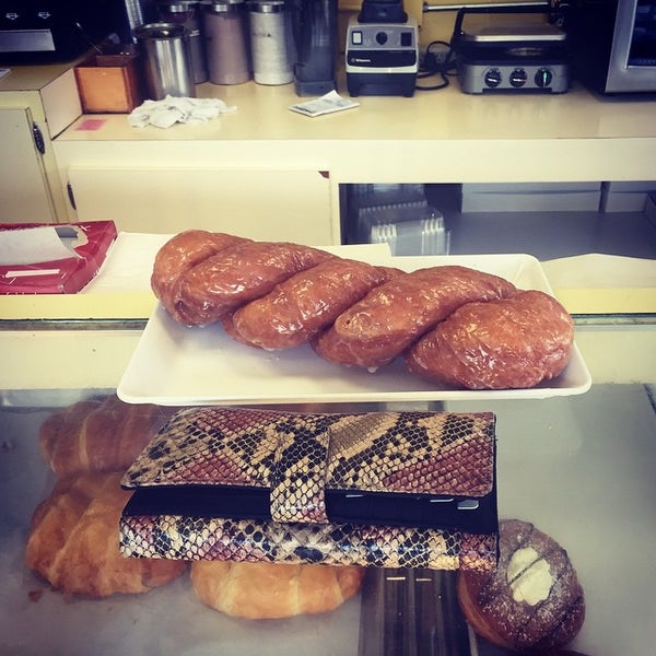 Foto diambil di Spudnuts Donuts oleh Cheron L. pada 5/27/2015