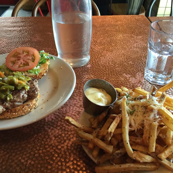 1/10/2015 tarihinde Benjamin W.ziyaretçi tarafından TAG Burger Bar'de çekilen fotoğraf