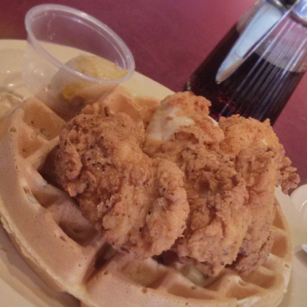 7/19/2013 tarihinde Matthew C.ziyaretçi tarafından Maxine&#39;s Chicken &amp; Waffles'de çekilen fotoğraf