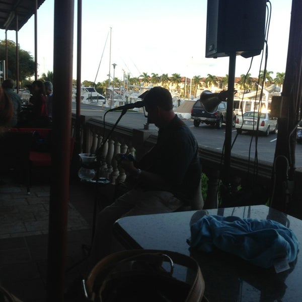 9/13/2013 tarihinde Kelly H.ziyaretçi tarafından Carmine&#39;s Ocean Grill and Sushi Bar'de çekilen fotoğraf
