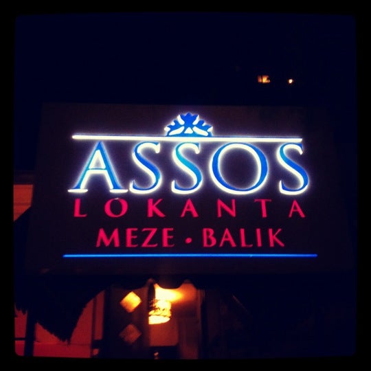 รูปภาพถ่ายที่ Assos Meze &amp; Balık โดย Kutlu S. เมื่อ 10/19/2012