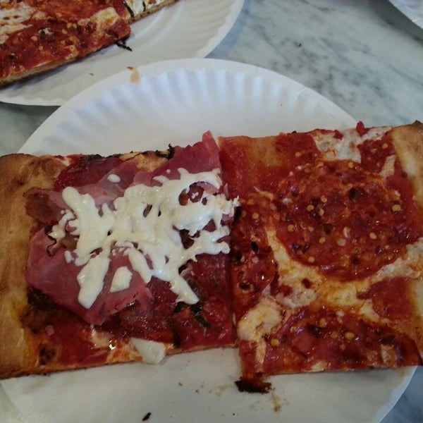 5/28/2014 tarihinde Aaron R.ziyaretçi tarafından Merilu Pizza Al Metro'de çekilen fotoğraf