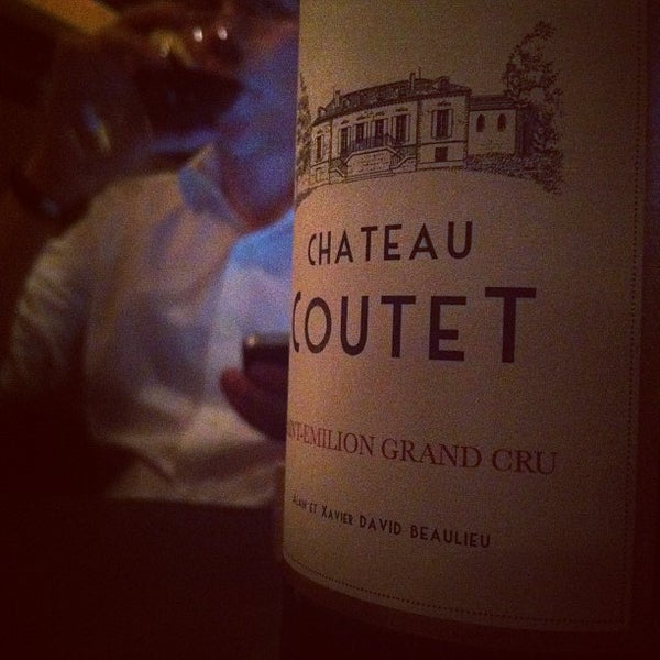 Photo prise au Mantel Wine Bar and Bistro par Clay J. le10/11/2012