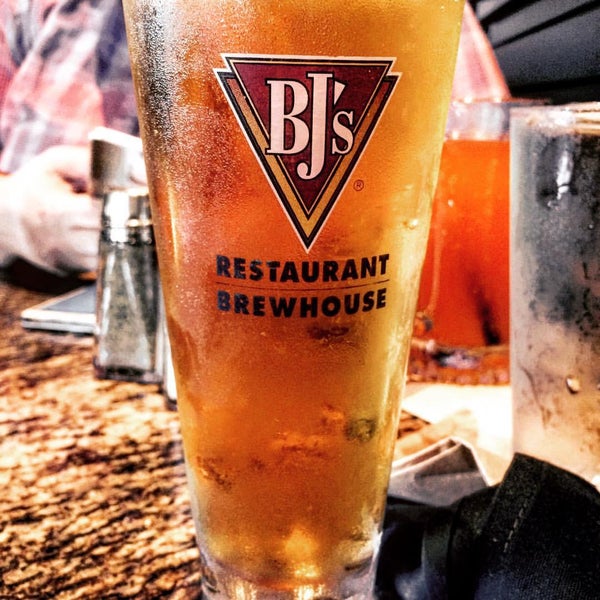 Photo taken at BJ&#39;s Restaurant &amp; Brewhouse by Zamion Crystal L. on 8/31/2015