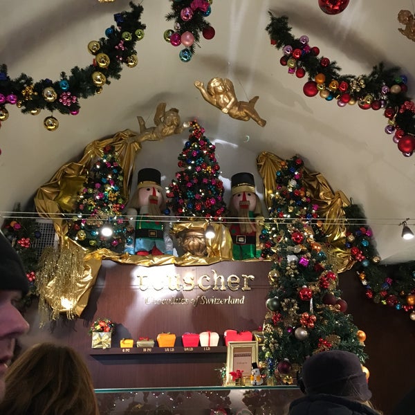 12/20/2016 tarihinde Ann C.ziyaretçi tarafından teuscher Chocolates - Rockefeller Center'de çekilen fotoğraf