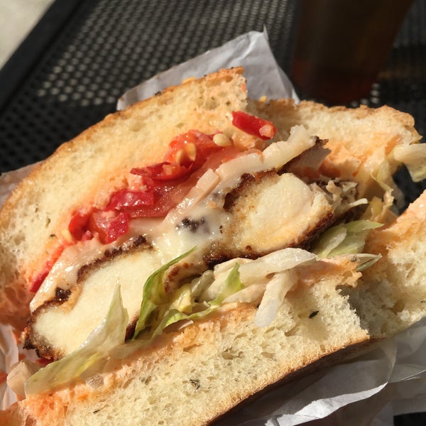 Foto tirada no(a) Mean Sandwich por Ann C. em 9/24/2017