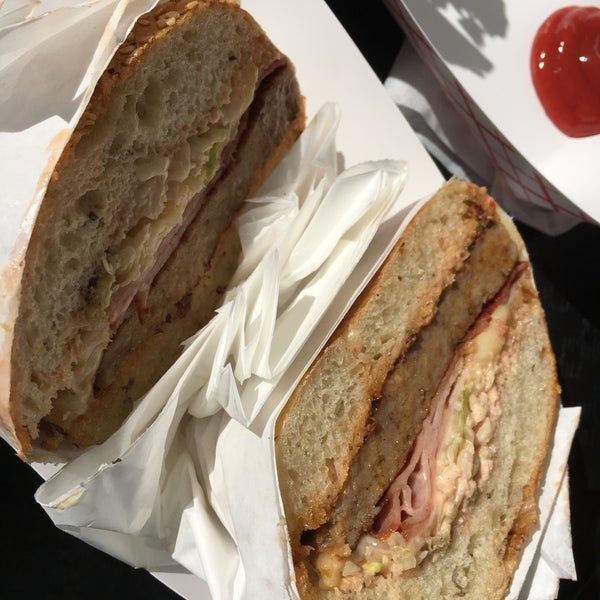 Foto tirada no(a) Mean Sandwich por Ann C. em 9/24/2017