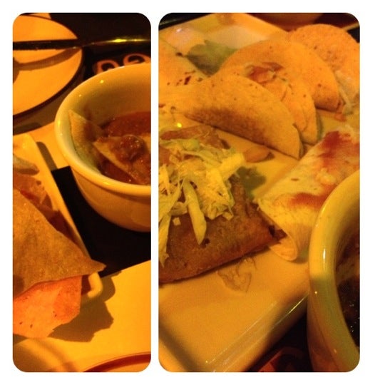 Foto diambil di Guadalupe Mexican Food oleh Tsuyami .. pada 10/13/2012