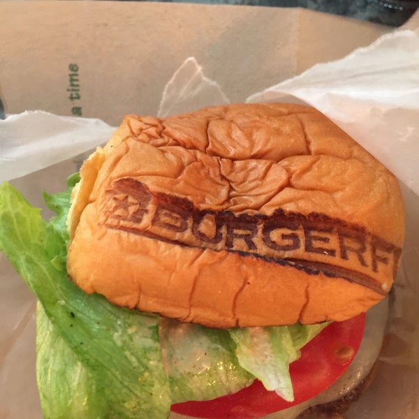 Foto scattata a BurgerFi da Yesenia R. il 11/25/2015