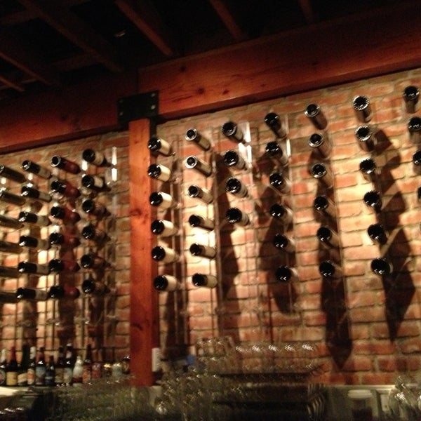 Foto tirada no(a) Bodega Wine Bar por Mark G. em 1/23/2013