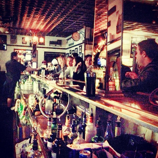 Das Foto wurde bei The Alley Restaurant &amp; Bar von Mark G. am 3/8/2013 aufgenommen