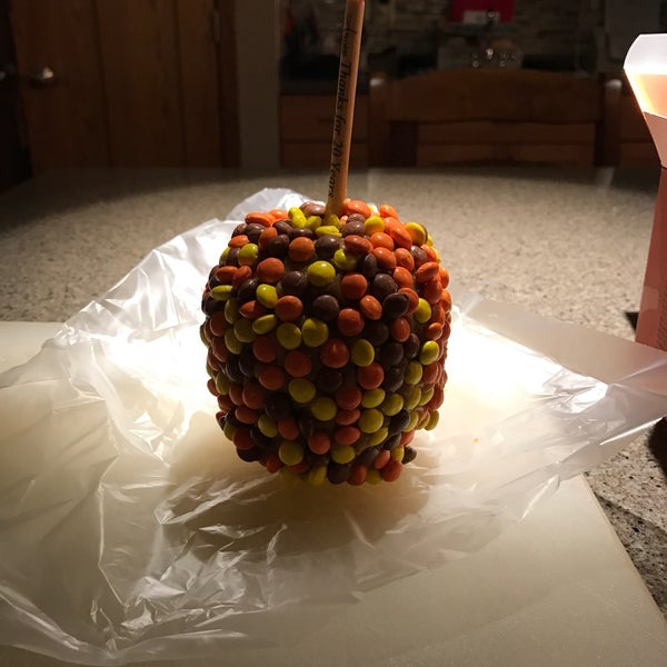 Photo taken at Amy&#39;s Candy Kitchen &amp; Gourmet Caramel Apples by Mark T. on 10/18/2016