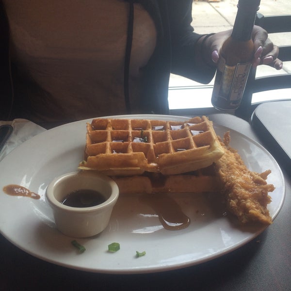 Снимок сделан в Chicago Waffles пользователем Lucky P. 11/25/2015