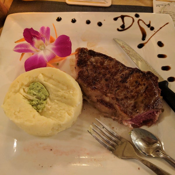 Das Foto wurde bei Diver&#39;s Inn Steakhouse von Brief E. am 12/25/2016 aufgenommen