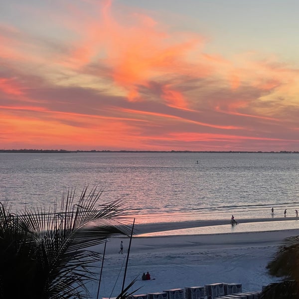 รูปภาพถ่ายที่ Pink Shell Beach Resort and Marina โดย Brent M. เมื่อ 4/27/2021