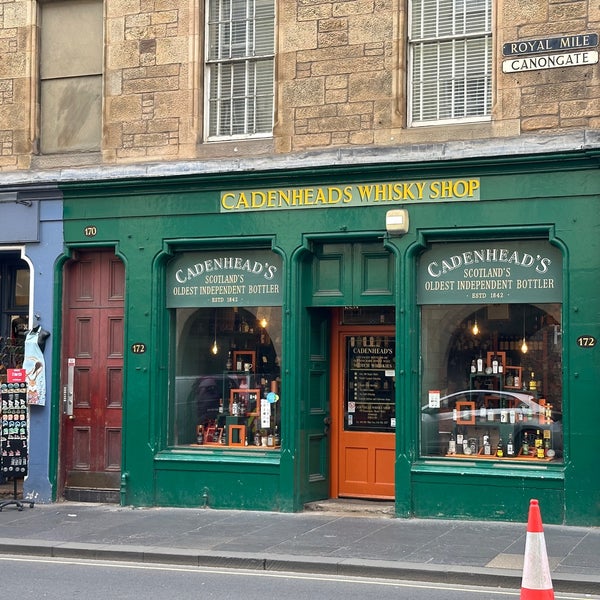 Foto diambil di Cadenhead&#39;s Whisky Shop oleh Brent M. pada 9/7/2023