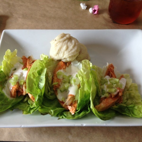 5/30/2013 tarihinde Libby R.ziyaretçi tarafından Angel Oak Restaurant'de çekilen fotoğraf