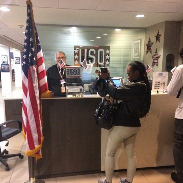 Foto diambil di USO Las Vegas oleh Jessica R. pada 2/22/2015