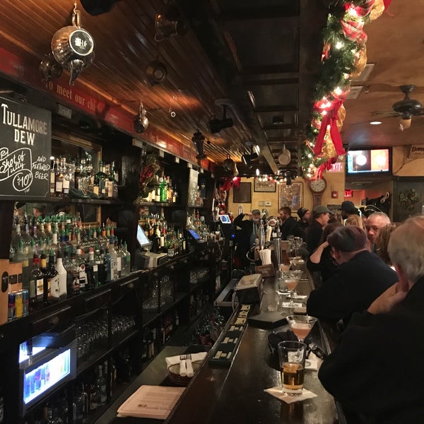 Foto diambil di Green Dragon Tavern oleh Jack B. pada 12/24/2018