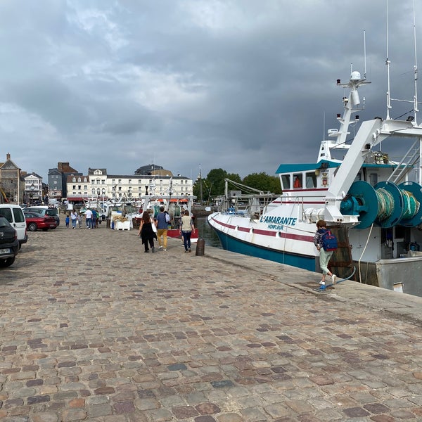 Foto diambil di Port d’Honfleur oleh Jack B. pada 9/26/2021