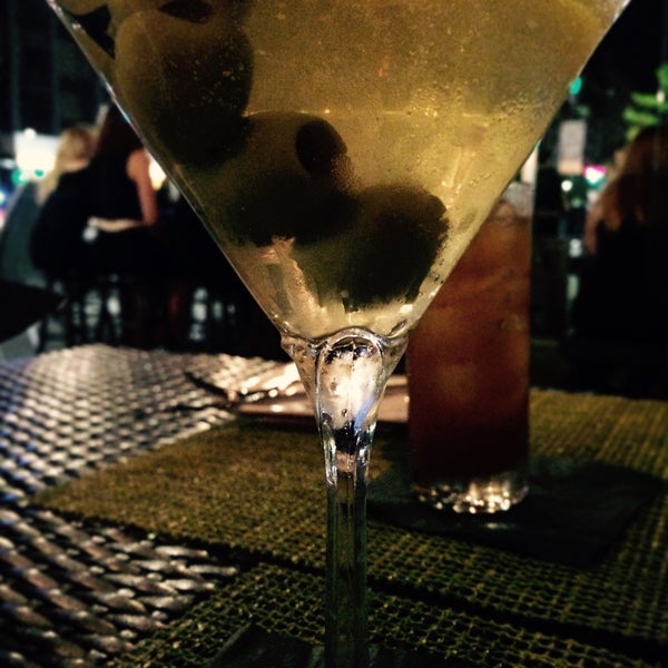 Foto tirada no(a) Dirty Martini por Bridget T. em 5/31/2015