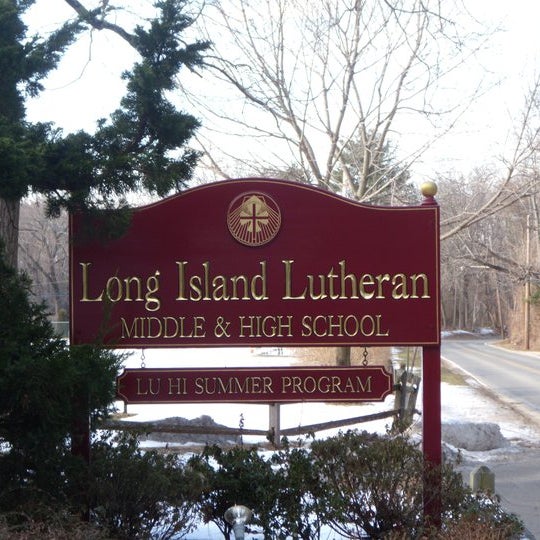 รูปภาพถ่ายที่ Long Island Lutheran Middle &amp; High School โดย Noctu S. เมื่อ 1/30/2015