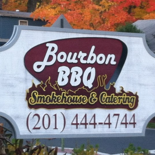 รูปภาพถ่ายที่ Bourbon BBQ &amp; Catering โดย Tom M เมื่อ 10/20/2012