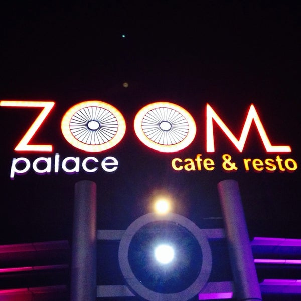 Photo taken at ZOOM Palace cafe and resto by Aris B. on 5/31/2014