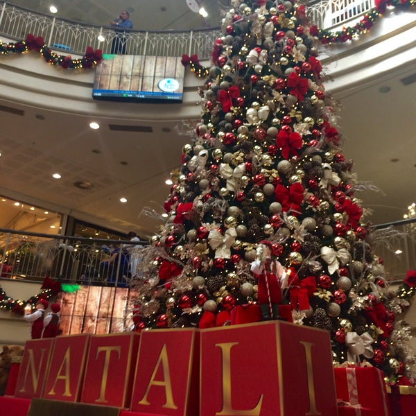 รูปภาพถ่ายที่ Shopping Del Paseo โดย Marcos C. เมื่อ 12/18/2015