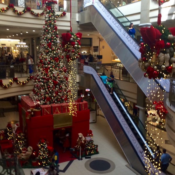 รูปภาพถ่ายที่ Shopping Del Paseo โดย Marcos C. เมื่อ 12/13/2015