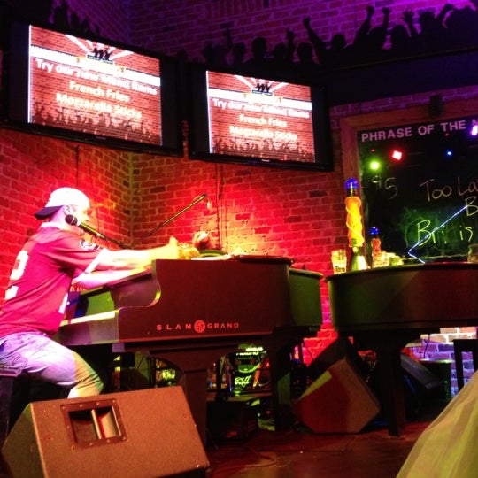 9/30/2012 tarihinde Lisa A.ziyaretçi tarafından Bobby McKey&#39;s Dueling Piano Bar'de çekilen fotoğraf
