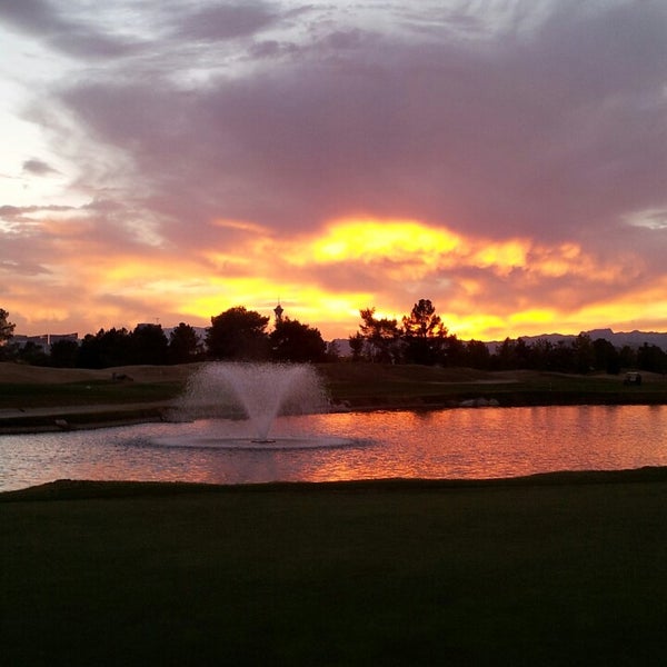 Foto scattata a Desert Pines Golf Club and Driving Range da KingLex il 11/28/2013