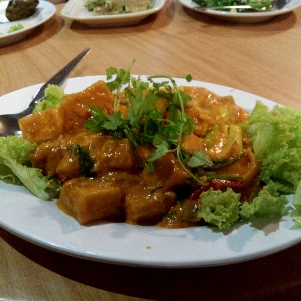 Photo taken at Chokdee Thai Cuisine by DAvid C. on 9/1/2014