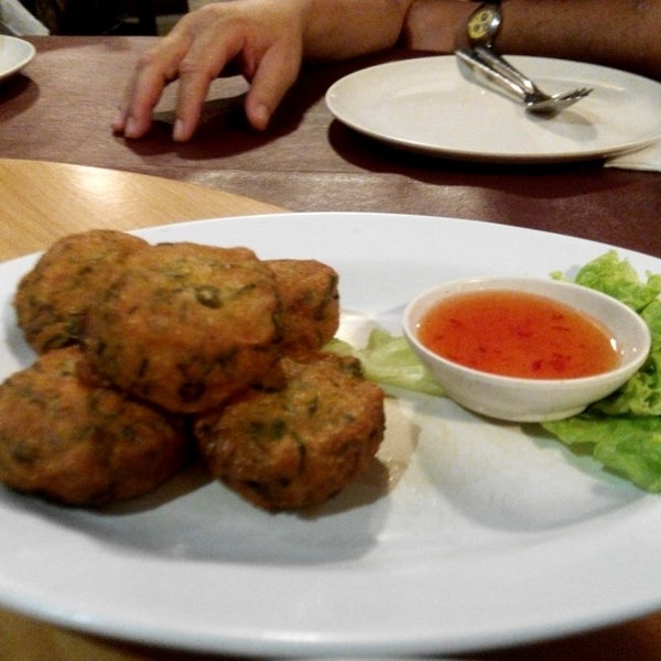 Photo taken at Chokdee Thai Cuisine by DAvid C. on 9/1/2014